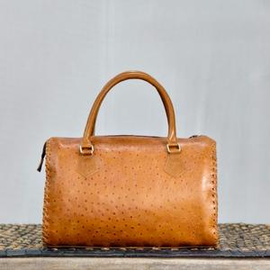Bolsa de Viaje de Cuero de Lujo con Asa Superior y Cierre de Cremallera, Diseño Marrón con Patrón de Avestruz, Duradera - Product Image 1