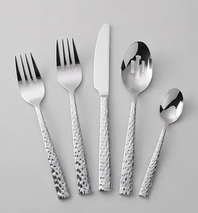 Ensemble de couverts en acier inoxydable, finition martelée, polissage miroir, passe au lave-vaisselle, design minimaliste, vaisselle de table pour mariage - Product Image 1