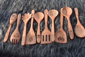 Ensemble de cuillères en bois gravées personnalisées, ustensiles de cuisine écologiques faits à la main, cadeau pour la cuisine et la pâtisserie - Product Image 2