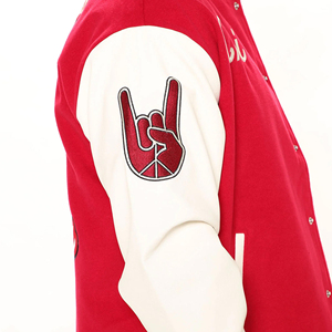 Veste de baseball personnalisée Streetwear rouge et crème avec patchs sur les manches, style universitaire - Product Image 4