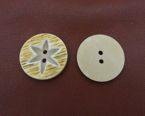 Botón Redondo Hecho a Mano con Hueso de Búfalo Natural, Patrón de Estrella, Material Artesanal Natural, Forma Circular, Dos Agujeros - Product Image 1
