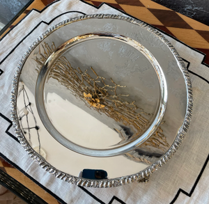 Plato de Presentación Redondo de Metal Plateado Vintage con Soporte, Decoración de Mesa de Boda Grabada, Plato de Presentación de Metal Plateado con Cuentas de Lujo - Product Image 4