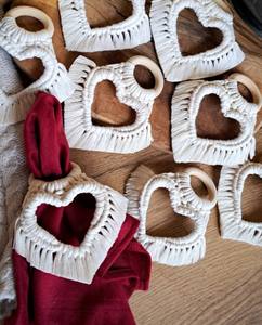 Anneaux de serviette en macramé en forme de cœur : Décoration de table bohème pour la Saint-Valentin - Product Image 1
