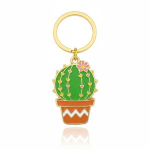 Llavero de metal esmaltado personalizado con cactus, regalo de recuerdo de planta de dedo verde - Product Image 1