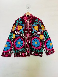 Abrigo de Terciopelo Floral Suzani, Hecho a Mano, Bordado, Estilo Bohemio, Inspirado en lo Tradicional, Artesanal, Ecológico, para Invierno - Product Image 4