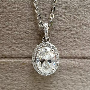 Collier pendentif halo en moissanite taille ovale pour femme, en argent 925, cadeau idéal pour anniversaire ou fête entre amies - Product Image 1