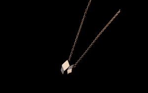 Colgante de Diamante Cultivado en Laboratorio con Diseño Cúbico Minimalista |   Joyería Contemporánea para Uso Diario |   Joyería Fina Moderna en Oro Rosa para Mujer - Product Image 2