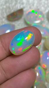โอปอลเอธิโอเปียธรรมชาติทรงรีเจียระไนแบบสีเปลี่ยนได้ น้ำหนัก 6 กะรัต รับรองโดยบุคคลที่สาม สำหรับทำเครื่องประดับ - Product Image 3