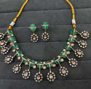 Nouveauté : Ensemble de bijoux indiens traditionnels Kundan avec boucles d'oreilles assorties, plaqué argent, pour mariage - Product Image 4