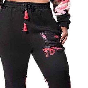 Pantalon de survêtement décontracté noir grande taille pour femme avec logo rose imprimé, taille à cordon de serrage, poches latérales, longueur intégrale, mélange coton élasthanne - Product Image 2