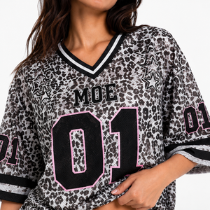 Maillot de football américain surdimensionné en maille respirante à imprimé guépard personnalisé, coupe ample à épaules tombantes, style athleisure à imprimé animal, très demandé - Product Image 2