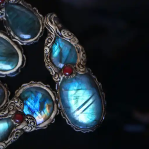 Piedra Preciosa Artesanal de Labradorita Tallada y Pulida a Mano en Arcilla Polimérica, Joyería Artesanal, Multiflash Natural, 40-45mm, Encerada/Engrasada - Product Image 3