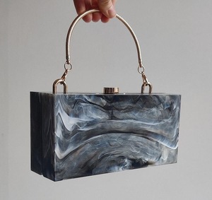 Sac à main personnalisé en résine ILAHI fait main avec chaîne, bandoulière, imprimé en sérigraphie noir et blanc à carreaux - Product Image 1