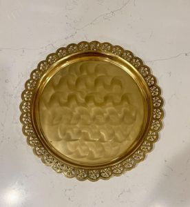 Plateau de service rond traditionnel en laiton pour le thé, le café, les collations, la décoration de la maison, les cadeaux festifs, une présentation de table élégante - Product Image 1