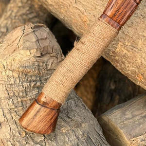 Hache Viking Artisanale de Qualité Industrielle en Bois, Tête en Acier Carbone Gravée Nordique, Outil Traditionnel de Bushcraft pour le Camping et la Manutention du Bois de Feu - Product Image 6