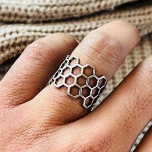 Anillo Geométrico de Panal de Abeja, Anillos Boho de Latón para Mujer, Acabado Plateado Oxidado, Hexágono Tribal - Product Image 3