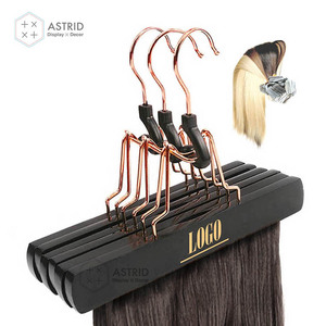 Astrid - Soporte de Lujo para Pelucas y Extensiones de Cabello, de Madera Blanca de 23 CM, con Logotipo Personalizado en Oro Rosa, de un Solo Nivel, para Salón de Belleza - Product Image 3