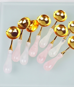 Cuillères à café dorées avec manche rose, cuillères doseuses, ustensiles modernes pour préparer le café, articles de cuisine et utilisation sur la table - Product Image 1