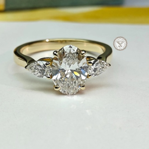 Anillo de Compromiso de Tres Piedras con Diamante Ovalado Cultivado en Laboratorio de 3.10 TCW en Oro de 14K, Certificado IGI, Joyería Nupcial de Lujo para Mujer - Product Image 1