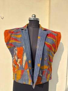Veste courte réversible en coton Kantha bohème, imprimée, matelassée à la main, patchwork floral, sans manches, style artisanal - Product Image 4