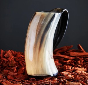 Chope à bière en corne de bœuf naturelle de qualité supérieure, faite à la main, article cadeau unique et décoratif - Product Image 1