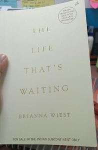 The Life That's Waiting de Brianna Wiest, libro de autoayuda y crecimiento personal en formato de bolsillo. - Product Image 3