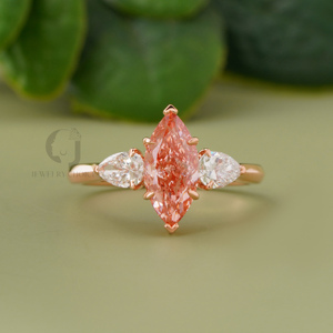 Anillo de Diamante de Laboratorio con Corte Marquesa Rojo Intenso de 1.62 Quilates, Anillo de Compromiso de Oro Rosa de 14k con Piedras Laterales en Forma de Pera, Joyería Nupcial de Tres Piedras - Product Image 1