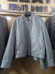 Veste en cuir véritable personnalisée de qualité supérieure, design moderne et élégant, fabrication artisanale, respirante, avec fermeture éclair, style bomber. - Product Image 1