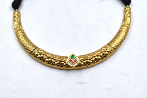 Ensemble collier ras-de-cou et boucles d'oreilles ajustables en laiton plaqué or, style Pachi Kundan Hasli, pour mariage et occasions spéciales - Product Image 3