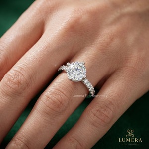 Bague de fiançailles classique en diamant de laboratoire taille brillant rond, sertie de 4 griffes centrales avec halo caché, bijoux de mariée de luxe - Product Image 4
