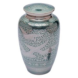 Urna de latón artesanal con un diseño clásico y acabado pulido para acariciar recuerdos de Axiom Home Accents - Product Image 1