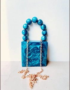 Bolso de mano de resina de color personalizado, bolso de noche de lujo hecho a mano con diseño elegante, perfecto para regalos de boda y eventos. - Product Image 1