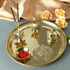 Juego de Thali de Metal Premium para Pooja con Diseño Grabado de Om, Bandeja Redonda Dorada para Puja con Porta Incienso Decorativo Diya y Kumkum - Product Image 4