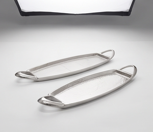 Ensemble de plateaux de service ovales en métal, aluminium poli, design minimaliste fait main, texture solide, vaisselle de cuisine et de salle à manger - Product Image 1