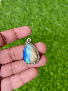 Colgante de Labradorita Azul Natural Multicolor, Colgante Hecho a Mano en Plata de Ley 925, Joyería de Labradorita con Destellos Coloridos, Gemas al por Mayor - Product Image 2