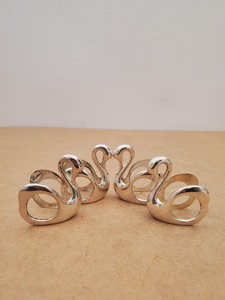 Anneau de serviette en argent style cygne pour une décoration de table de luxe, hôtel, restaurant, mariage et traiteur, élégant style de table - Product Image 2