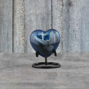 Urna decorativa artesanal de latón con forma de corazón, grabada en oro y turquesa azul, con centro de aspecto de piedra azul. - Product Image 4