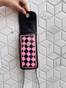 Bolso de Mano para Teléfono Hecho a Mano, Bolso de Cuero con Grabado Artesanal, Bolsos Pequeños con Patrón de Damas, Bolsa Tipo Bandolera de Diseño Único - Product Image 4
