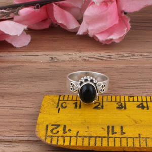 Vente en gros de pierres précieuses en onyx noir naturel serties dans un cadre en argent sterling 925, bijoux classiques simples et minimalistes, pierre précieuse à taille brillante, pour le doigt - Product Image 4