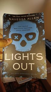 Lights Out de Navessa Allen, libro en tapa blanda, éxito de ventas para adultos - Product Image 2