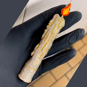 Colgante de vela en llamas con diamante de moissanita VVS, llama de esmalte 3D con efecto de fusión y microincrustaciones, dije temático - Product Image 1