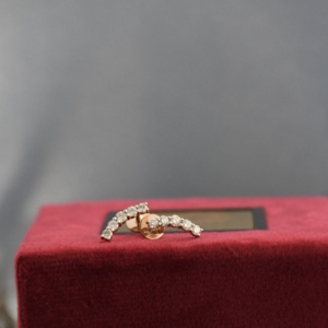 Boucles d'oreilles clous en or 14 carats pour femmes, serties de diamants taillés brillants et incurvés |   Diamant naturel certifié IGI, marque VDS, style minimaliste, 1,5 g - Product Image 3