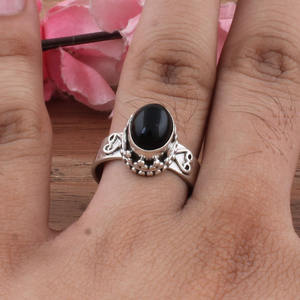 Vente en gros de pierres précieuses en onyx noir naturel serties dans un cadre en argent sterling 925, bijoux classiques simples et minimalistes, pierre précieuse à taille brillante, pour le doigt - Product Image 1