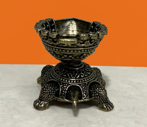 Lampe à huile Diya en laiton sculptée à la main en forme de tortue, décorative pour la maison, le temple et les fêtes - Product Image 4