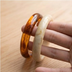 กำไลข้อมือเรซิ่นลายหินอ่อนทำมือ สีงาช้างลายอำพัน งานฝีมือเรซิ่นทรงกลมแบบเรียบ กำไลข้อมือแบบวงแหวนสำหรับผู้หญิง ขายส่งเครื่องประดับ - Product Image 4