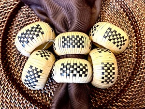 Porte-serviettes en rotin artisanal, parfait pour la présentation de table, la maison, la cuisine, les restaurants et les occasions spéciales, en provenance d'Inde. - Product Image 4