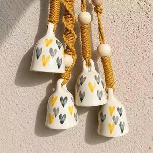 Ensemble d'ornements en céramique faits à la main, clochettes traditionnelles à suspendre, clochettes peintes à la main, décoration murale multicolore - Product Image 5