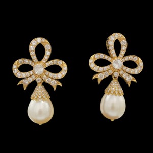 Pendientes colgantes chapados en oro de 18 quilates con diamantes de corte redondo, motivo de lazo, perlas de imitación, joyería para ocasiones especiales y fiestas. - Product Image 1