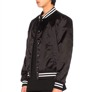 Veste en satin noir pour homme avec col, poignets et ourlet à rayures blanches Coupe régulière Style décontracté Polyester Vêtements de rue OEM - Product Image 5