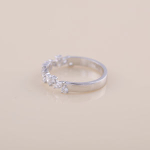 Anillo de media eternidad con diamantes cultivados en laboratorio de corte marquesa y redondo de 0.47 quilates |   Anillo de Boda de Plata de Ley 925 Sólida - Product Image 3